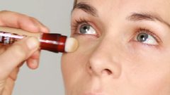 تعرفي على حيل إخفاء الهالات السوداء تحت عيونك