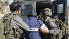الاحتلال يحتجز صحفيين على حاجز شوفة
