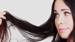 عالجي الشعر الدهني بهذه الطريقة صيفاً