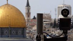 الاحتلال يشرع بتركيب كاميرات أعلى سور القدس التاريخي