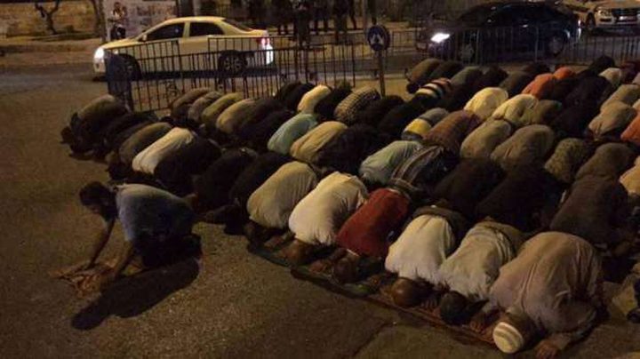المقدسيون يؤدون صلاة المغرب في الساحات المحيطة بالأقصى