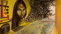 معلمة فرنسية تذهل طلابها بتحويل الجدران للوحات