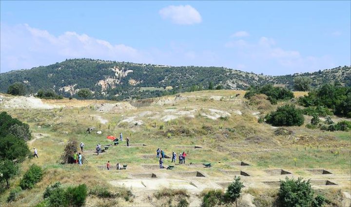 عمال يكتشفون مقبرة رمزية أثناء شق طريق