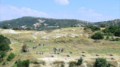 عمال يكتشفون مقبرة رمزية أثناء شق طريق