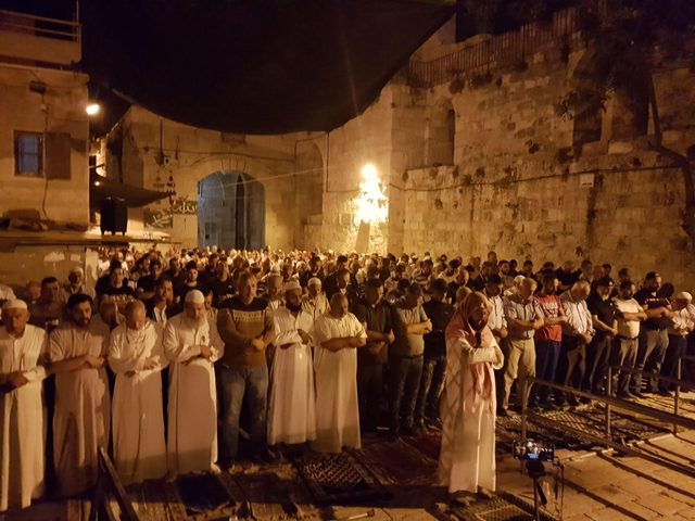 رغم إزالة البوابات الإلكترونية.. استمرار الاعتصام أمام الأقصى