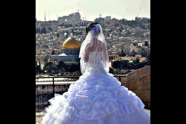 المسلم والمسيحي يزفون بصمت...كرامًة لوجع القدس