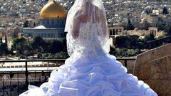 المسلم والمسيحي يزفون بصمت...كرامًة لوجع القدس