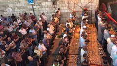 آلاف المقدسيّين يؤدون الصلاة بمحيط الأقصى