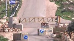 الاحتلال ينصب بوابة حديدية شرق بيت لحم