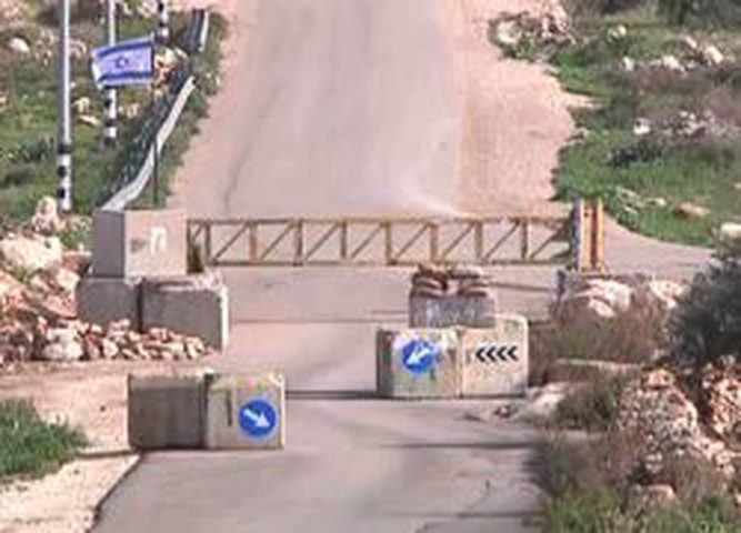 الاحتلال ينصب بوابة حديدية شرق بيت لحم