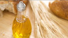 زيت جنين القمح خيارك المثالي لبشرة مشرقة