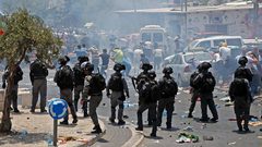 مواجهات عنيفة في ساحة الأقصى والاحتلال ينصب قناصة صوب المصلين "فيديو"