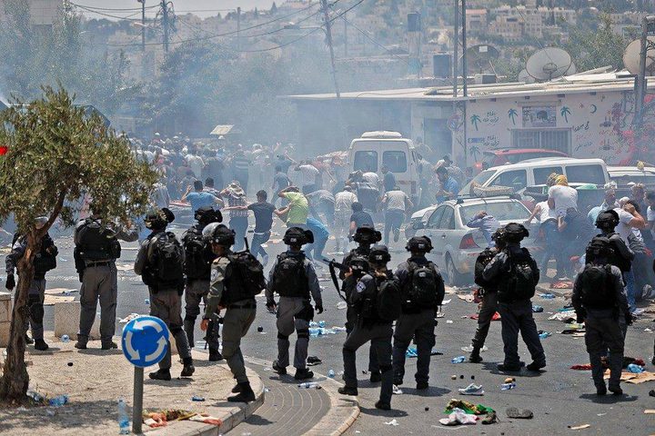 مواجهات عنيفة في ساحة الأقصى والاحتلال ينصب قناصة صوب المصلين "فيديو"
