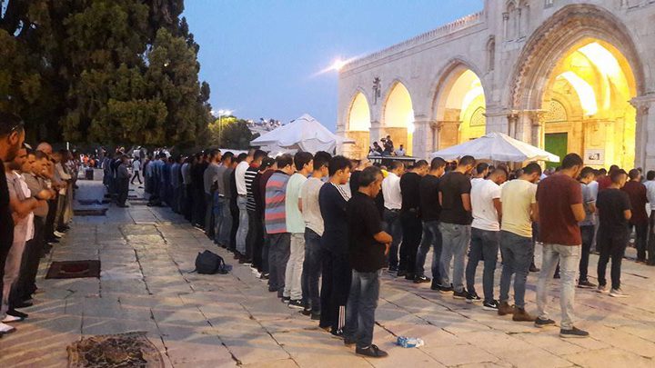 للمرة الأولى منذ أسبوعين آلاف المواطنين يؤدون المغرب في الأقصى ومحيطه