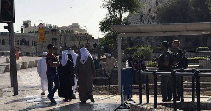 الاحتلال يصعد من اجراءاته بالقدس المحتلة وينصب حواجز حول الاقصى