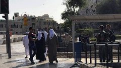الاحتلال يصعد من اجراءاته بالقدس المحتلة وينصب حواجز حول الاقصى