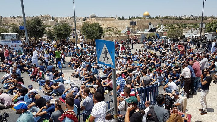 الالاف يؤدون صلاة الجمعة في شوارع القدس