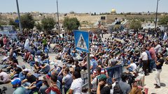 الالاف يؤدون صلاة الجمعة في شوارع القدس