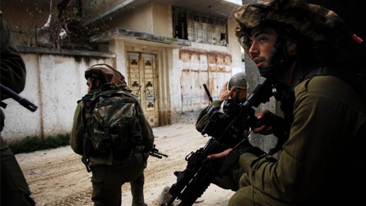 مداهمات واستجواب مواطنين بقلقيلية