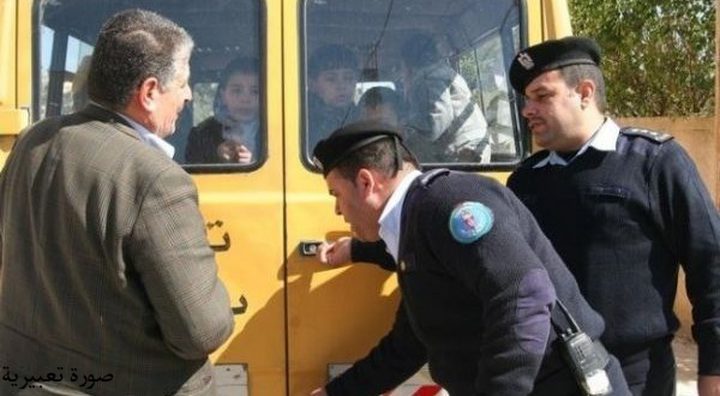 ضبط حافلة تقل 20 راكبا وترخيصها سبعة ركاب