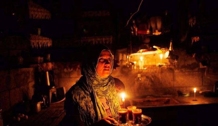 أزمة الكهرباء تعيد سكان غزة عقودًا للوراء