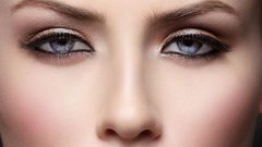 لعمل مكياج ناعم للعيون الصغيرة ما عليك سوى...