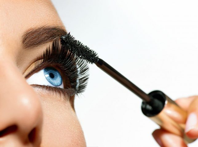 حيلة في طريقة وضع الماسكارا لجعل الرموش أكثر طولاً وكثافة