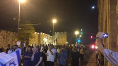 آلاف المستوطنين يدنسون باحة البراق ويعربدون في القدس
