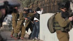 الاحتلال يحتجز والدة وشقيق أسير من بيت لحم