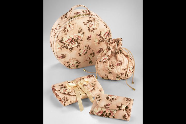 مستحضرات ماكياج لا داعي لوضعها في الحقيبة!