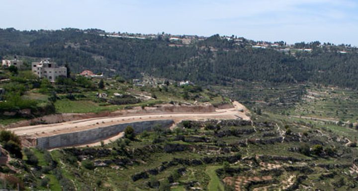 13 اخطاراً بالهدم في قرية الولجة