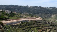 13 اخطاراً بالهدم في قرية الولجة