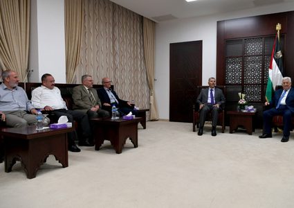 نشطاء على الفيس بوك: حماس الضفة أدرى بحالها من قيادة غزة