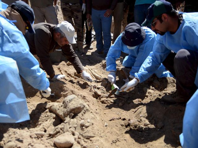 العثور على مقبرة جماعية تضم رفات 40 شخصًا غرب بغداد