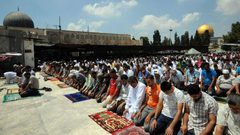 الآلاف يصلون الجمعة في المسجد الاقصى