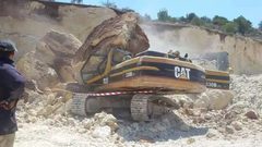 مصرع عامل بسقوط صخرة على جرافته (صور)