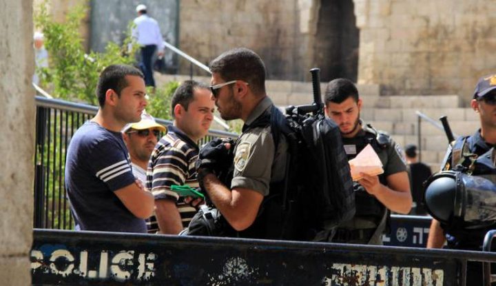 الاحتلال يبعد فتى عن القدس ويفرج عن مصور صحفي