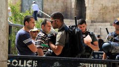 الاحتلال يبعد فتى عن القدس ويفرج عن مصور صحفي