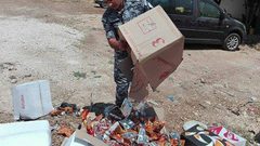 ضبط 800 كيس شبس وسكاكر منتهية الصلاحية