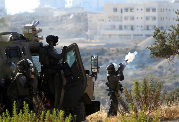 الاحتلال يقتحم سلوان ويستهدف منزلًا بالقنابل والرصاص