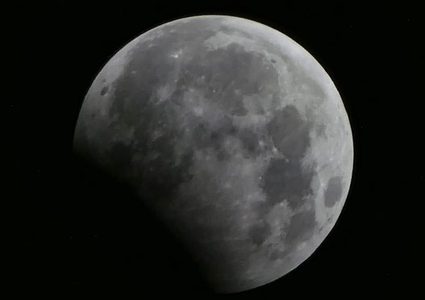 " وَخَسَفَ الْقَمَرُ " (صور - فيديو)