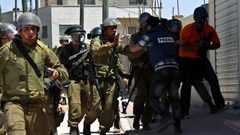 الاحتلال يحتجز مصوّر تلفزيون فلسطين على حاجز برطعة