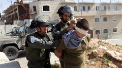 الاحتلال يعتقل فتى عقب الاعتداء عليه في القدس