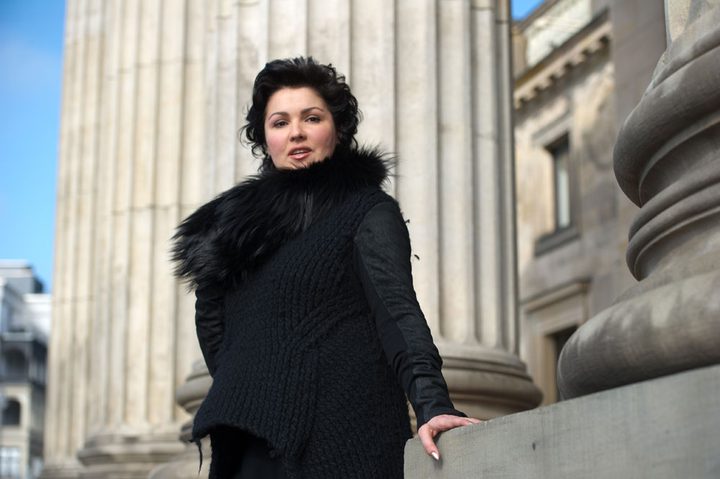 مغنية الأوبر آنا نيتريبكو تسخر من فوربس  بعد تصريحات خاطئة