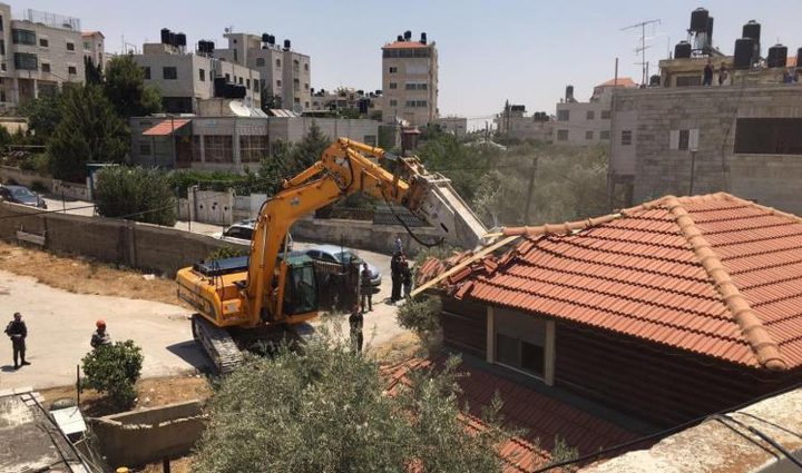 الاحتلال يهدم منزلا جنوب القدس ويشرد ساكنيه