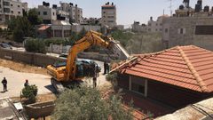 الاحتلال يهدم منزلا جنوب القدس ويشرد ساكنيه