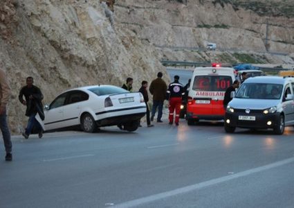 إصابة مواطن بحادث سير جنوب نابلس