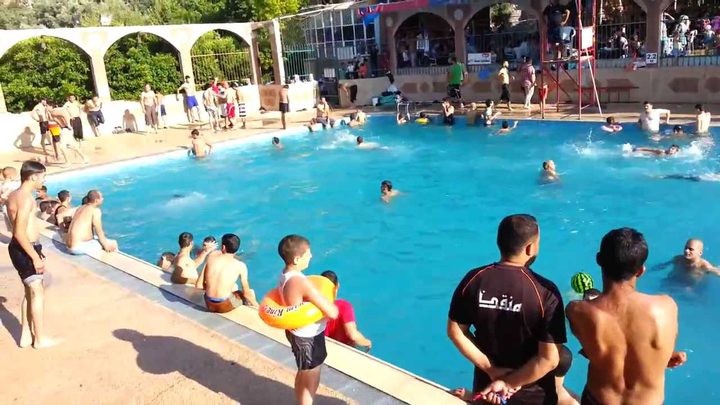 اصابة شاب بحروق إثر الكلور في مسابح الباذان وآخر بكسور في ورشة حدادة بنابلس