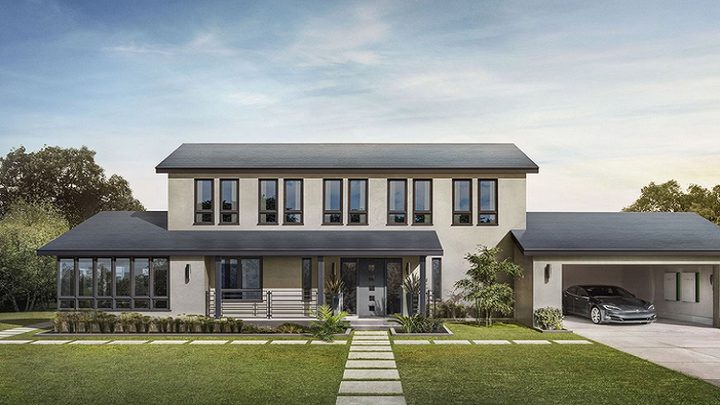 "إيلون ماسك" أول مستخدمين أسقف تسلا للطاقة الشمسية