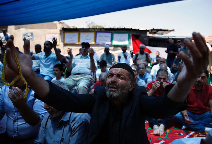 صلاة في الأقصى وفي "الشيخ جرّاح" رفضًا للإستيطان(صور)